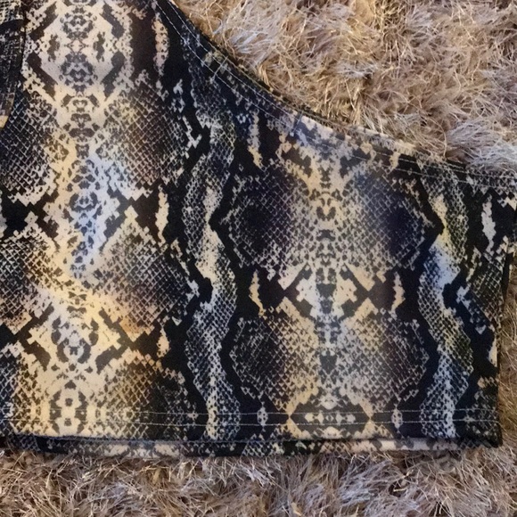 LAST ONE! Snake Print One Shoulder Crop Top - Picture 3 of 8